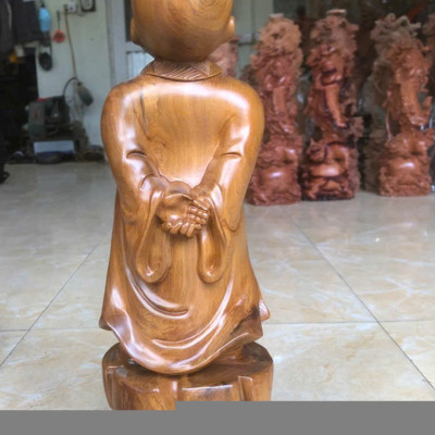 Tượng chú tiểu tùy duyên bằng gỗ bách xanh thơm nức cao 40x12x12cm