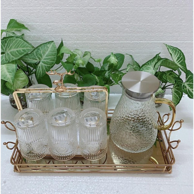 COMBO BỘ BÌNH CỐC THỦY TINH CHỊU NHIỆT LÊN TỚI 400 ĐỘ C KÈM KHAY VƯƠNG MIỆN VÀNG VÀ GIÁ ÚP CỐC ( BÌNH BẦU, CỐC 360ML)