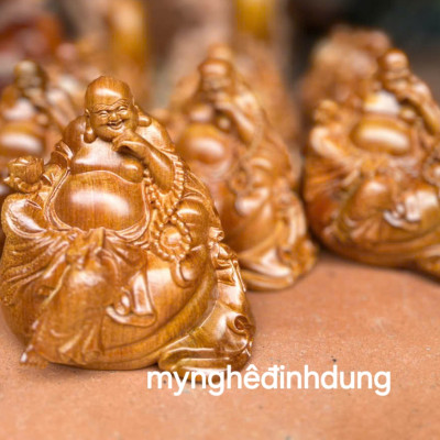 Tượng phật di lặc ngồi bị vàng bằng gỗ bách xanh thơm nức cao 15x12x10cm