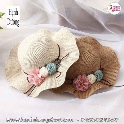 Nón cói đi biển trẻ em vành gợn sóng, gắn nơ 3 hoa vải thời trang dành cho bé từ 3 đến 7 tuổi, có dây quai nón - Hạnh Dương