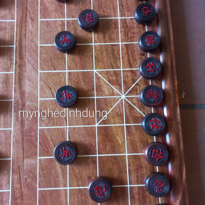 Bộ bàn cờ tướng  bằng gỗ hương đá 50x50x3.5cm +quân cò gỗ trắc đỏ đen đẹp long lanh kt 4.0x1.5cm 