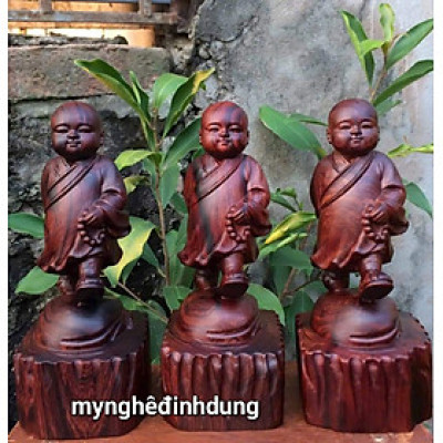 Tượng chú tiểu thong dong bằng gỗ trắc cao 20cm