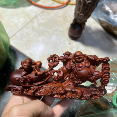 Tượng phật di lặc kéo bao tiền mini bằng gỗ trắc đỏ đen kt 15×7×4cm