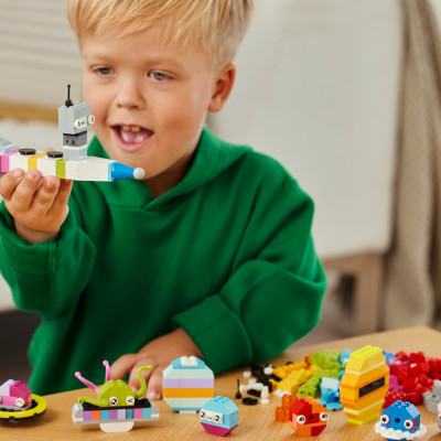 Đồ Chơi Lắp Ráp Bộ Gạch Sáng Tạo Chủ Đề Không Gian - Creative Space Planets - Lego Classic 11037 (450 Mảnh Ghép)