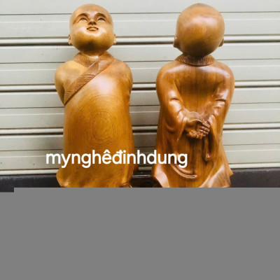 Tượng chú tiểu tùy duyên bằng gỗ bách xanh thơm nức cao 40x12x12cm