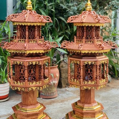 Cặp đèn thờ hình tháp dát vàng điểm cao cấp bằng gỗ hương kt cao 80×33×33cm