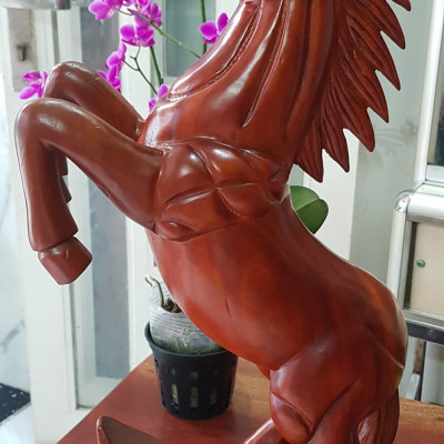 Tượng Ngựa Gỗ mỹ nghệ gỗ Gõ màu đỏ size cao 60cm x ngang 30cm x Sâu 12,5cm Ý nghĩa trưng ngựa biểu tượng sự thành công trưng phòng khách , bàn làm việc to quà biếu tặng tân gia, quà tặng Sếp, quà tặng người thân ý nghĩa ạ