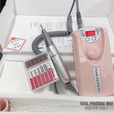 Máy Mài Móng Tích Điện STE-101 Màu Đen, Hồng Tặng Kèm 6 Đầu Mài Làm Nail Siêu Êm, Màn Hình LED, Nút Xoay Drill STE101 Pin Khỏe Đến 10h, Tốc Độ Cao