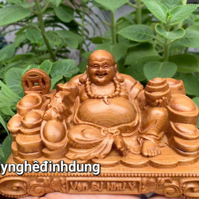 Tượng phật di lặc mini để ôtô bằng gỗ bách xanh thơm nức kt 15x9x9cm 