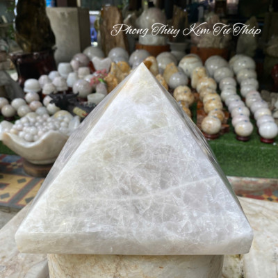 Đá phong thủy kim tự tháp NHASAN T715 nặng 7.8kg, cao 16cm x ngang 20.5cm