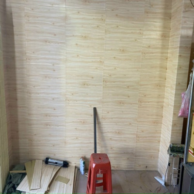 Bộ 5 Tấm Xốp Dán Tường Vân Gỗ Vàng Kem Cách Âm, Chống Va Đập, Bền Đẹp, Sang Trọng