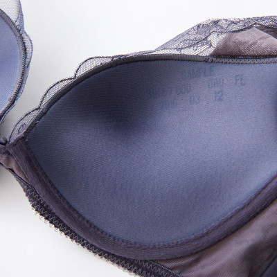 Áo lót nữ nâng ngực cúp V Triumph Style Festive WHU DV 7728 có gọng, đệm mút vừa phối viền ren