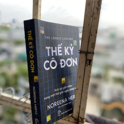 Thế Kỷ Cô Đơn: Xích Lại Gần Nhau Trong Một Thế Giới Ngày Càng Xa Cách