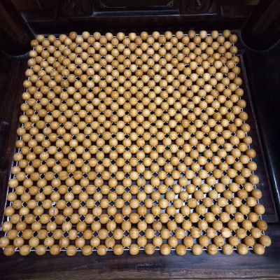 Tấm đệm lót ghế ngồi văn phòng bằng hạt gỗ thông kt mặt rộng 45×45cm