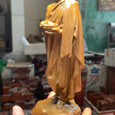 Tượng phật thích ca khất thực bằng gỗ bách xanh thơm nức kt cao 20×7×6cm 