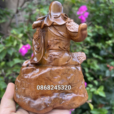 Tượng quan công đọc sách bằng gỗ bách xanh thơm nức kt cao 15×10×12cm 