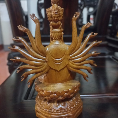 Tượng phật thiên thủ thiên nhãn ngài nghìn mắt nghìn tay bằng gỗ bách xanh thơm nức kt cao 15×11×6cm 