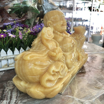 Tượng Phật Di Lặc ngồi tựa bao tiền cầm thỏi vàng phong thủy đá ngọc hoàng long
