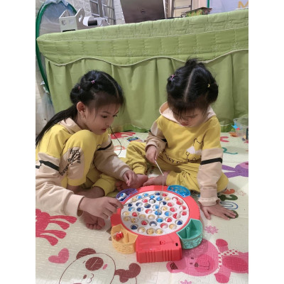 Đồ chơi câu cá điện trẻ em phát nhạc 4 cần câu nam châm, 4 cần móc, phù hợp cho bé 2 - 8 tuổi, tặng kèm pin