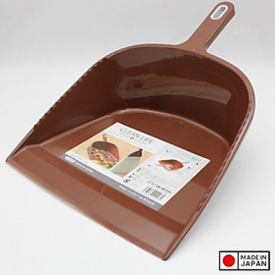 Xẻng hót rác Sanada Seiko, bề mặt xẻng có độ vát giúp dễ dàng lấy sạch rác và bụi bẩn trên bề mặt sàn nhà - nội địa Nhật Bản 