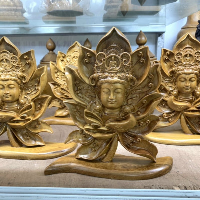 Diện phật khắc nằm trong lòng bông hoa sen ,bằng gỗ bách xanh thơm nức kt 16×15×6cm  