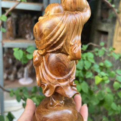 Tượng phật di lặc vác đào bằng gỗ bách xanh thơm nức cao 20x8x8cm 