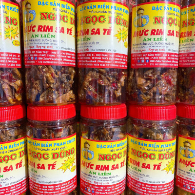 Mực rim sa tế đã chế biến ăn liền hộp 250 gram là món ăn ngon ơi là ngon của shop Đặc Sản Biển Phan Thiết NGỌC DŨNG. Hạn sử dụng 6 tháng kể từ ngày đặt hàng