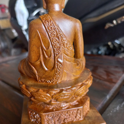 Tượng phật hoàng trần nhân tông bằng gỗ bách xanh thơm nức kt cao 15×8.5cm
