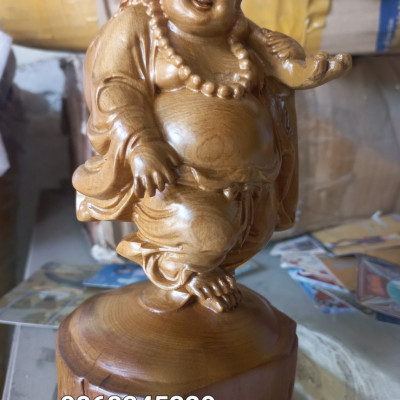 Tượng phật di lặc mini vác tải vàng bằng gỗ bách xanh thơm nức kt cao 20×11×10cm  