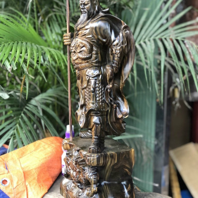 Tượng quan công trấn ải đứng trên đầu hổ phù bằng gỗ mun hoa kt 60×23×14cm