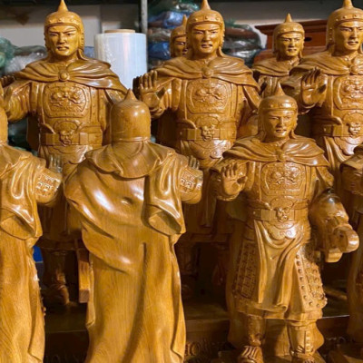 Tượng hoàng đế quang trung bằng gỗ bách xanh thơm nức cao 50x16x13cm 