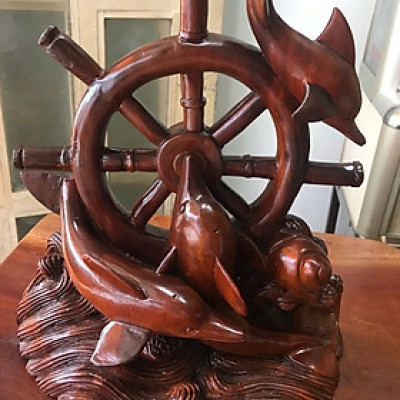 Tượng Gỗ Mỹ Nghệ Chạm 3 Con Cá Heo Gỗ Gõ vui lượn trên bánh vô lăng Size Cao 30cm Ngang 30cm Sâu 12cm Ý nghĩa cá heo tượng trưng cho sự may mắn điềm lành tốt Anh Chị trưng bày trang trí đẹp ạ