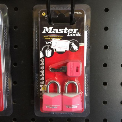 Bộ 2 ổ khóa vali Master Lock 9121 TCOL rộng 20mm dùng chung 2 chìa - khóa hành lý - MSOFT