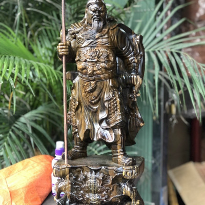 Tượng quan công trấn ải đứng trên đầu hổ phù bằng gỗ mun hoa kt 60×23×14cm