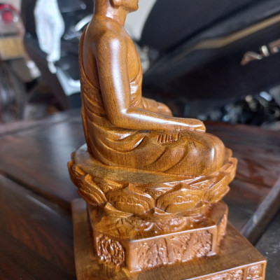 Tượng phật hoàng trần nhân tông bằng gỗ bách xanh thơm nức kt cao 15×8.5cm