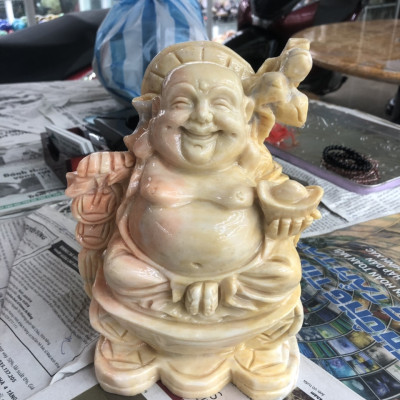 Tượng Phật Di Lặc gánh đào và cẩm thỏi vàng ngồi bầu hồ lô phong thủy đá cẩm thạch vàng cà rốt - Cao 20 cm