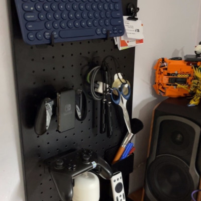 Bảng lỗ Pegboard Dola Home cao cấp kẹp bàn tiết kiệm diện tích không khoan tường để bàn phím, tai nghe, đồ dùng làm việc