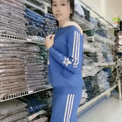 Set cao cấp váy và áo có nón giảm tuổi cho nữ phong cách thể thao năng động.