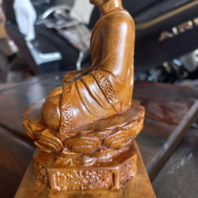 Tượng phật hoàng trần nhân tông bằng gỗ bách xanh thơm nức kt cao 15×8.5cm