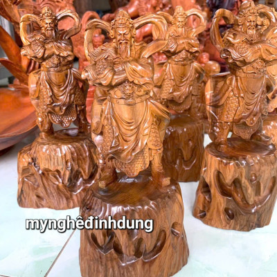 Tượng quan công trấn ải  bằng gỗ bách xanh thơm nức kt cao 25x11x9cm 