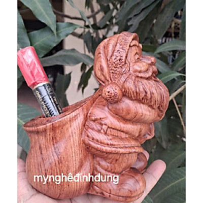 Ống cắm bút khắc ông già nole bằng gỗ hương đá cao 15x11x8cm 