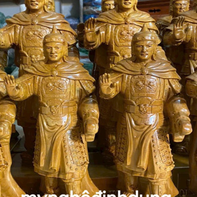 Tượng hoàng đế quang trung bằng gỗ bách xanh thơm nức cao 50x16x13cm 