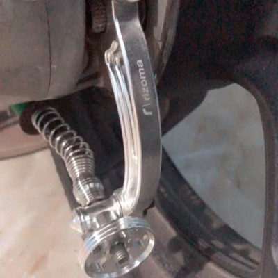 Càng thắng CNC nhôm cong tặng kèm lò xo 304 gắn xe máy Rizoma