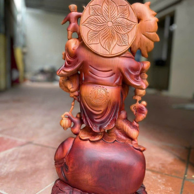 Tượng phật di lặc phong thủy gánh cành đào bằng gỗ hương đá pu giả cổ kt cao 60×28×15cm 