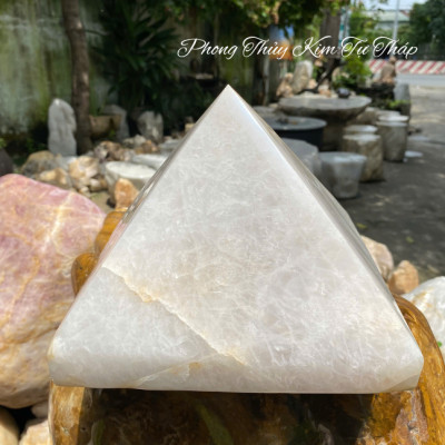 Đá phong thủy kim tự tháp NHASAN T715 nặng 7.8kg, cao 16cm x ngang 20.5cm