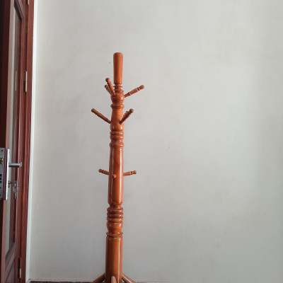Cây treo quần áo gỗ thân to chân thẳng màu nâu nhạt 