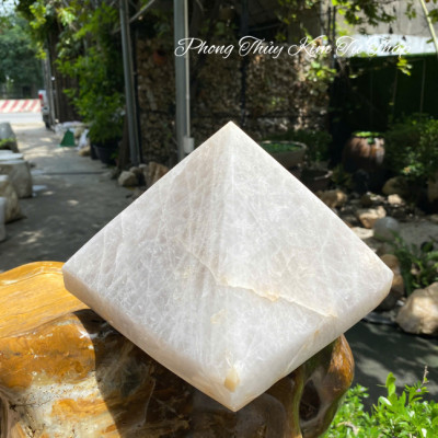 Đá phong thủy kim tự tháp NHASAN T715 nặng 7.8kg, cao 16cm x ngang 20.5cm