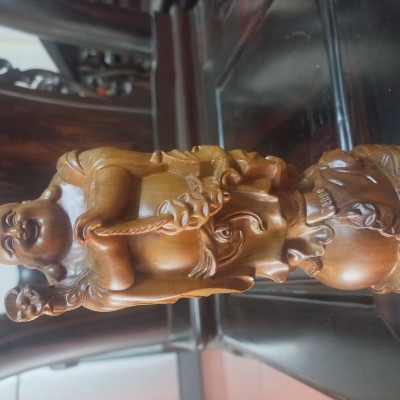 Tượng phật di lặc chúc phúc mini bằng gỗ bách xanh thơm nức kt 20×7×5cm 