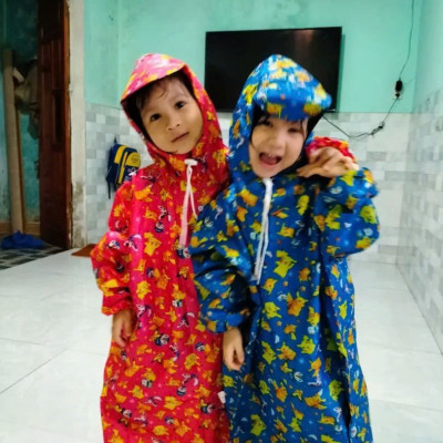 Áo mưa bít trẻ em từ  1 -  4 tuổi ,  áo đi mưa , vải dù  chống thấm ,  họa tiết hoạt hình dễ thương  , kèm túi đựng xinh xắn , giao màu ngẫu nhiên