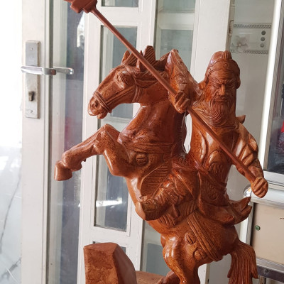 Tượng Quan Công cưỡi ngựa gỗ nu gõ hay gỗ gõ vẽ nu cao 50cm ( tính đao 70cm ) x Ngang 40cm x Sâu 15cm Biểu tượng sức mạnh sự dũng mãnh kiên cường anh chị trưng phòng khách đẹp ạ